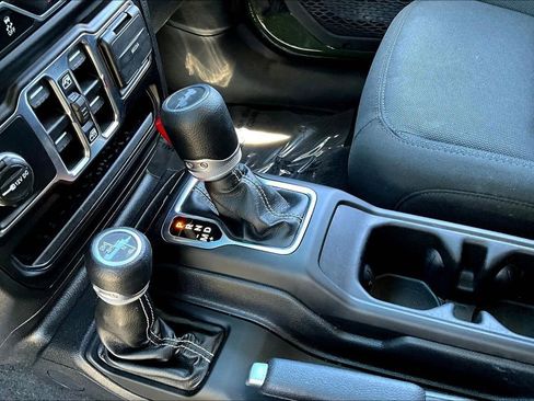 Used 2022 Jeep Wrangler Unlimited Sahara w/ Cold Weather Group image 18