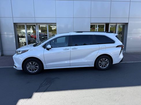 Used 2023 Toyota Sienna XLE w/ XLE Plus Package AWD/4WD image 2