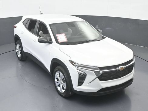 Used 2025 Chevrolet Trax LS FWD image 46