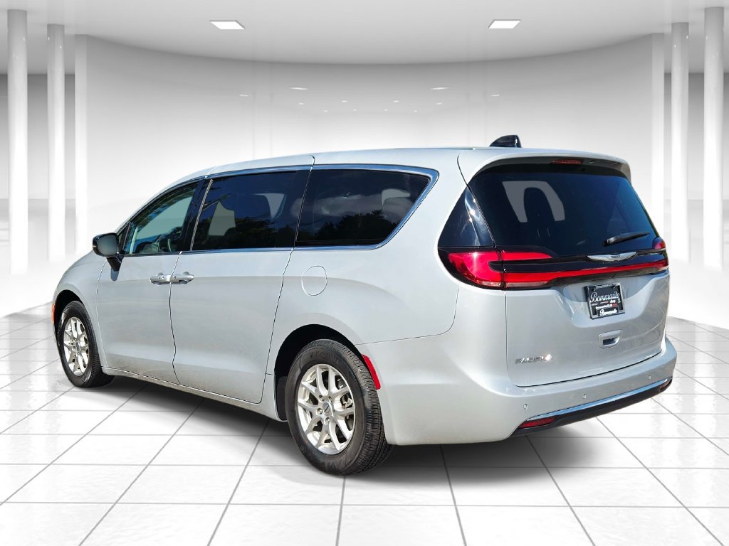 Used 2024 Chrysler Pacifica Touring-L FWD image 5