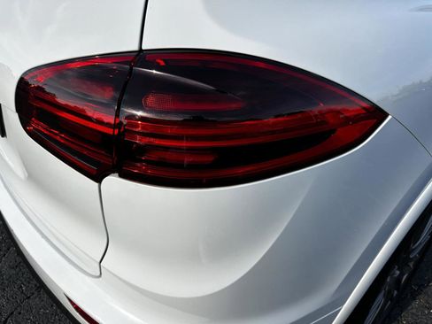 Used 2018 Porsche Cayenne Platinum Edition w/ Premium Package image 22