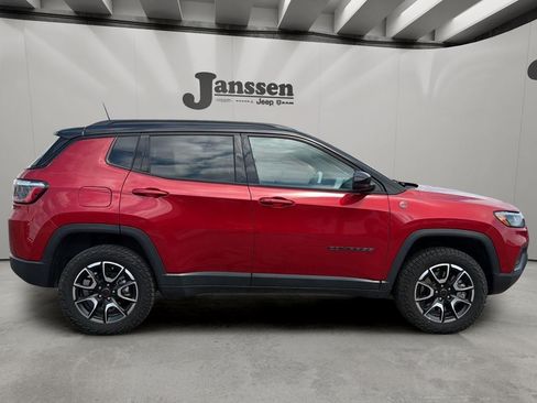 Used 2025 Jeep Compass Trailhawk AWD/4WD image 5