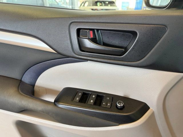 Used 2017 Toyota Highlander LE w/ Carpet Mat Package FWD image 20