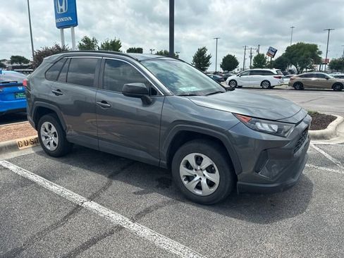Used 2020 Toyota RAV4 LE FWD image 3
