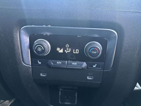 Used 2022 Chevrolet Suburban Z71 w/ Luxury Package AWD/4WD image 18