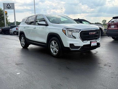 Used 2024 GMC Terrain SLE w/ LPO, Cargo Package FWD image 3