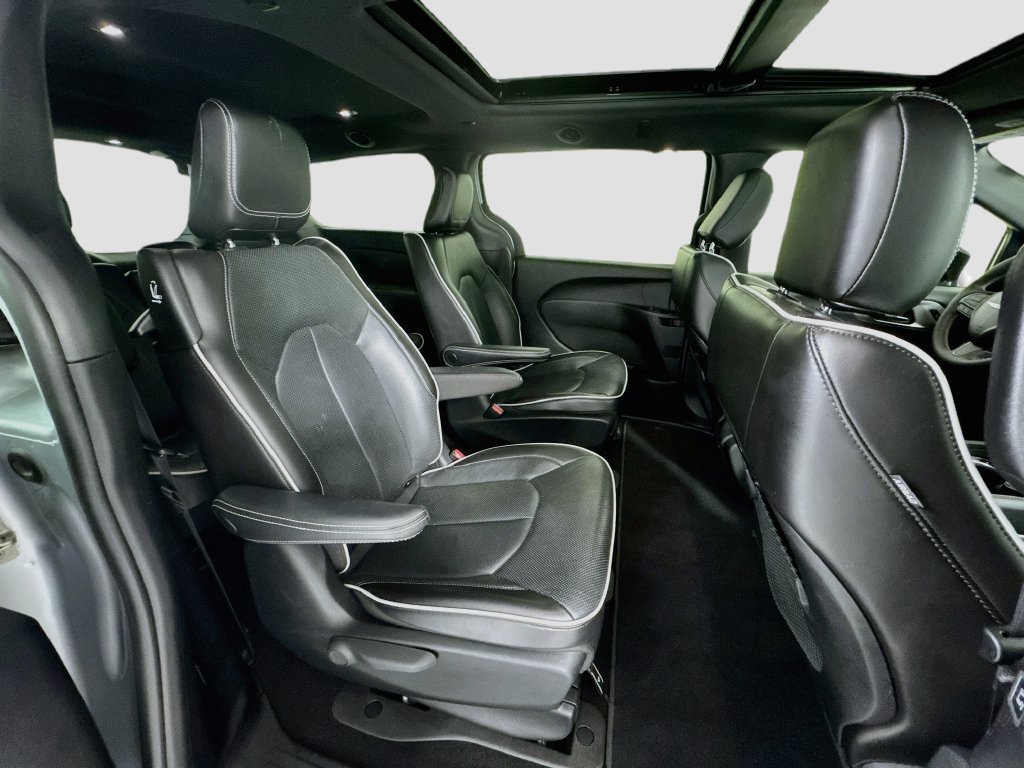Used 2023 Chrysler Pacifica Limited w/ S Appearance Package FWD image 27