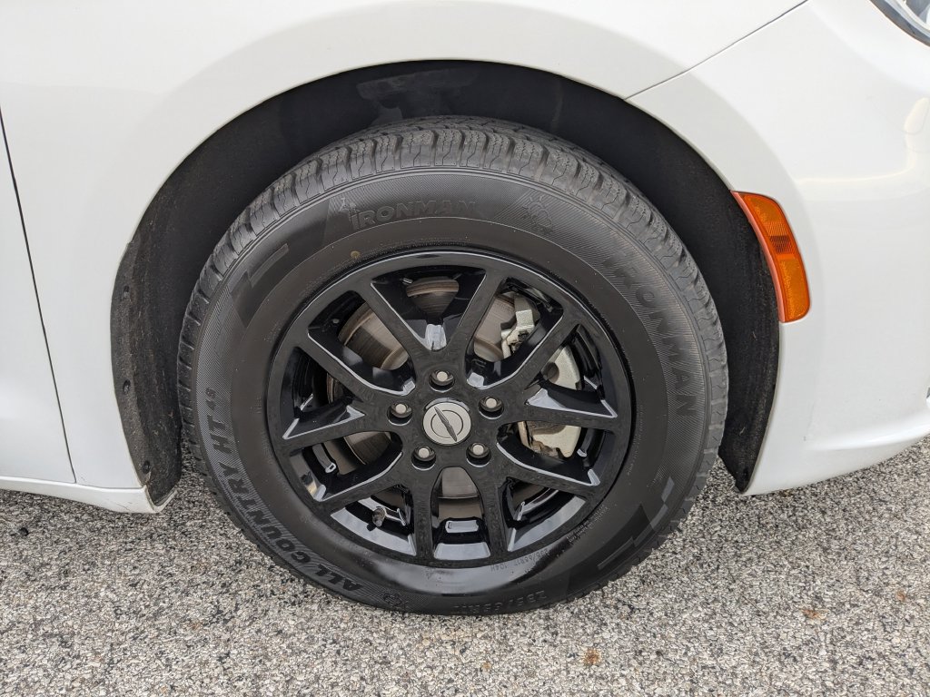 Used 2024 Chrysler Pacifica Touring-L FWD image 20