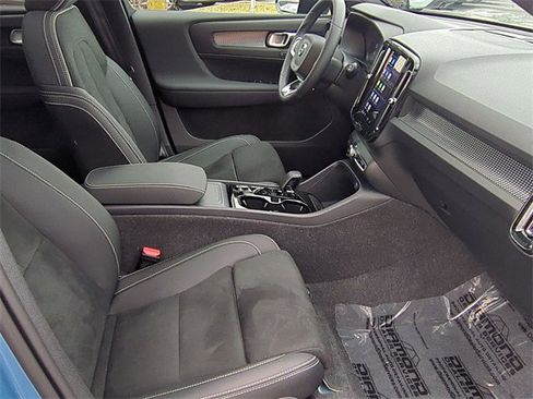 Used 2025 Volvo XC40 B5 Plus image 21