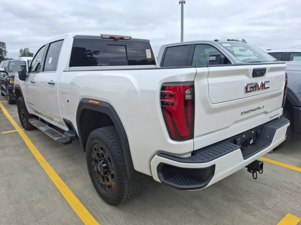 Used 2024 GMC Sierra 3500 Denali w/ Technology Package AWD/4WD image 7