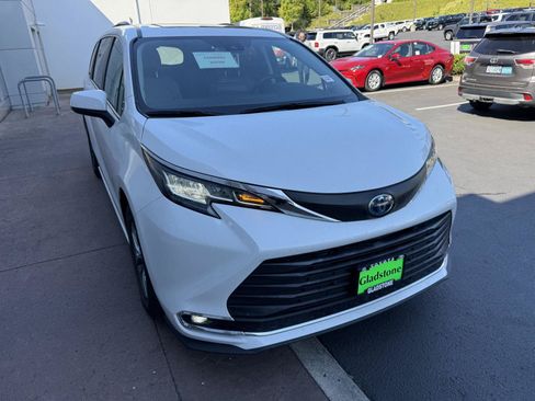 Used 2023 Toyota Sienna XLE w/ XLE Plus Package AWD/4WD image 7