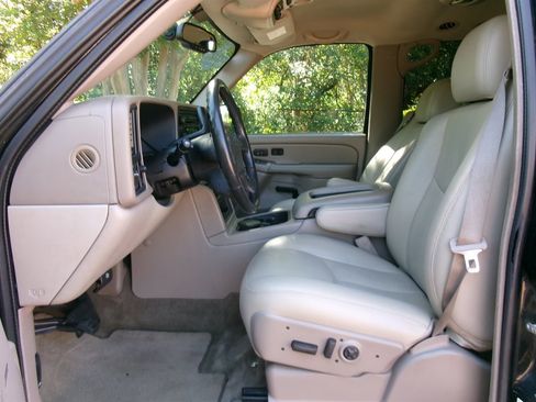 Used 2005 Chevrolet Suburban Z71 w/ Preferred Equipment Group image 10