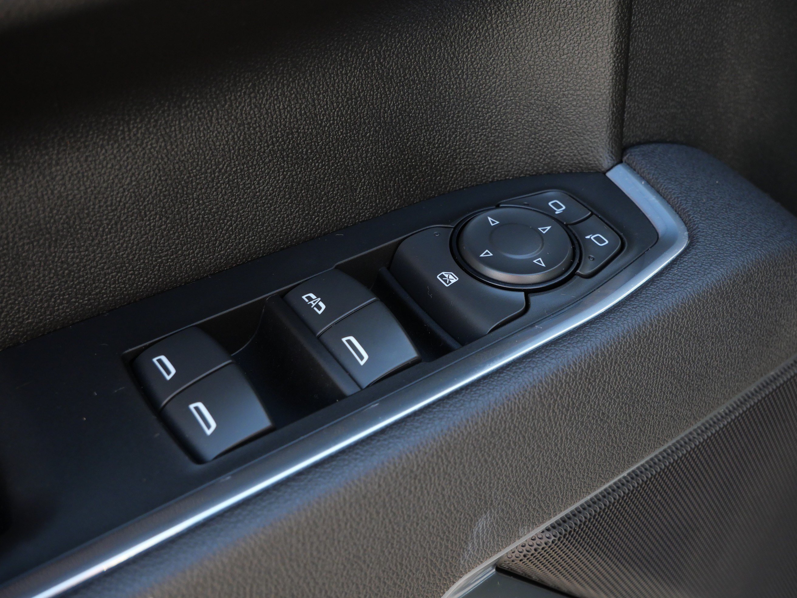Used 2025 Chevrolet Silverado 1500 LT AWD/4WD image 19