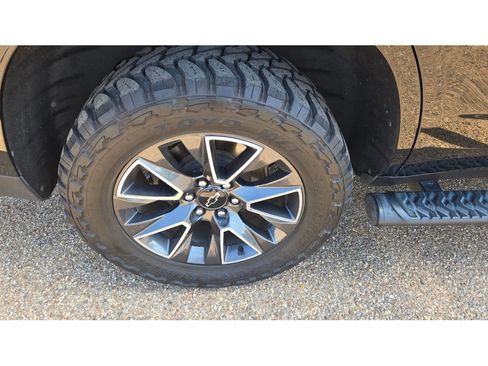 Used 2022 Chevrolet Tahoe Z71 w/ Z71 Off-Road Package AWD/4WD image 11