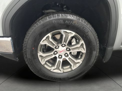 Certified 2025 GMC Sierra 1500 SLT image 3