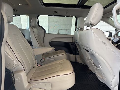 Used 2019 Chrysler Pacifica Limited w/ Advanced Safetytec Group FWD image 18