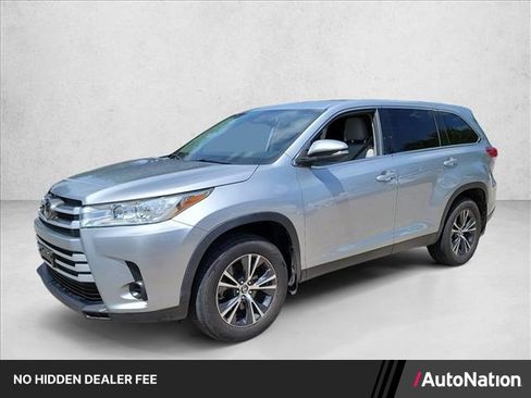 Used 2019 Toyota Highlander LE FWD image 1