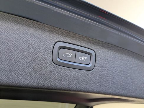 Used 2022 Volvo XC90 T6 Momentum w/ Advanced Package image 7