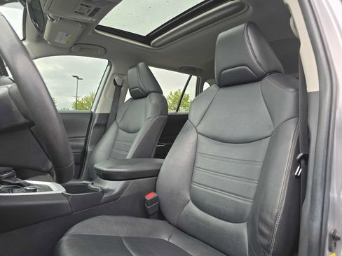 Used 2022 Toyota RAV4 XLE Premium AWD/4WD image 21