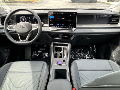 New 2025 Volkswagen Tiguan SE image 10