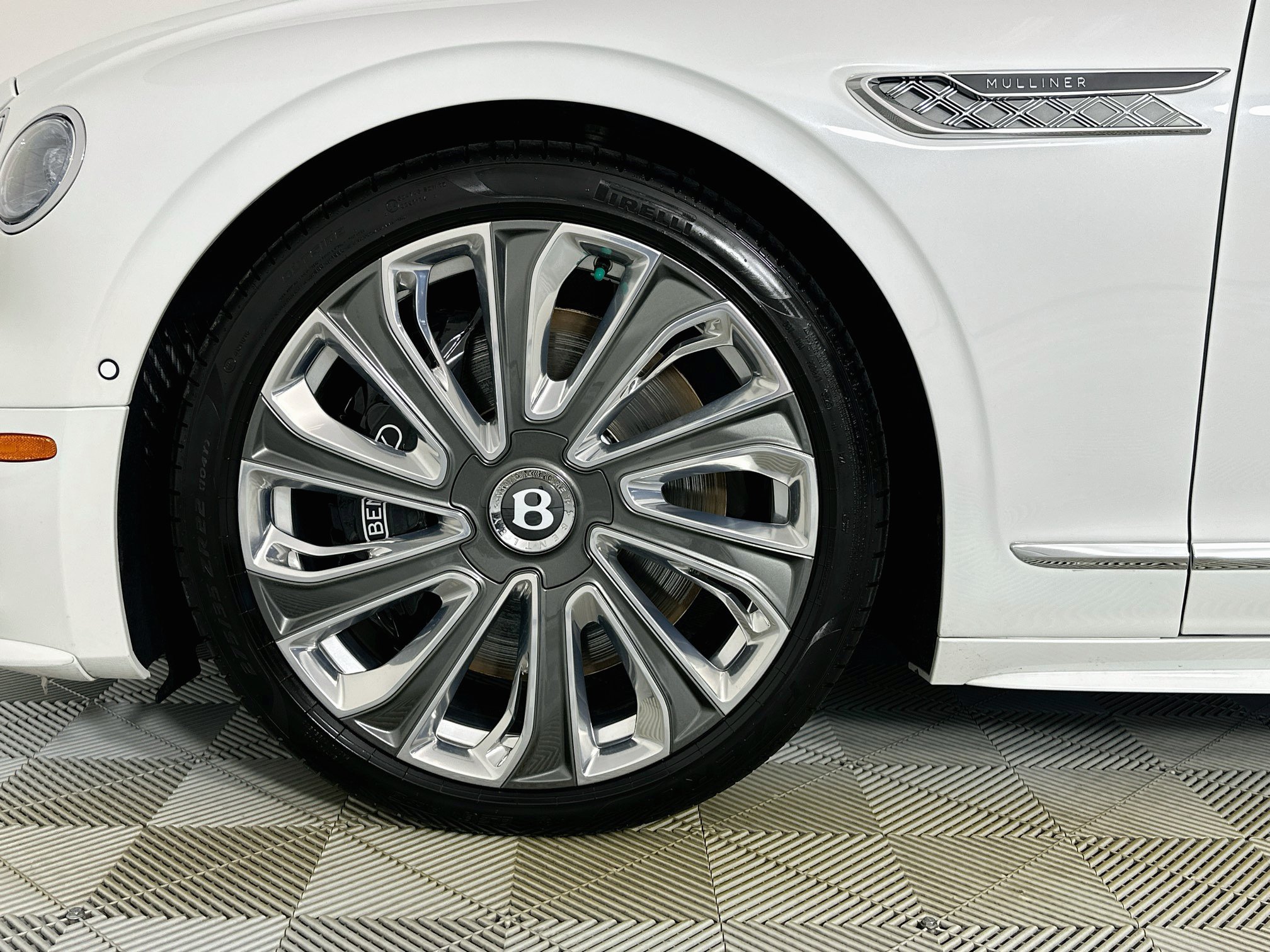 Certified 2025 Bentley Flying Spur Plug-In Hybrid AWD/4WD image 6