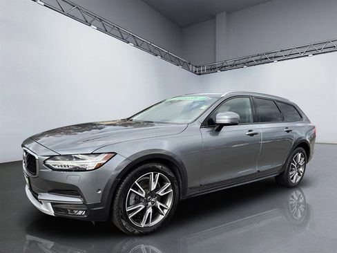 Used 2017 Volvo V90 T6 Cross Country image 10