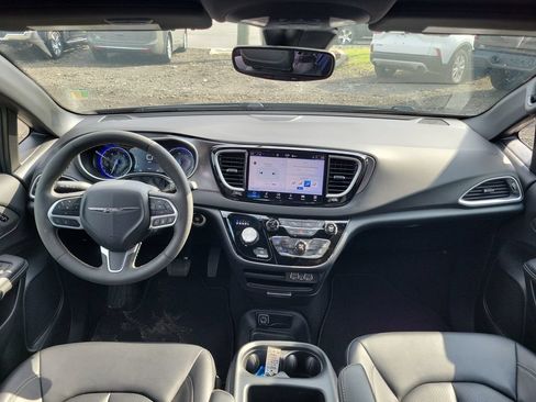 Used 2025 Chrysler Pacifica Select FWD image 13