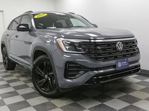 Used 2025 Volkswagen Atlas Cross Sport SEL R-Line image 3
