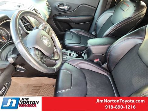 Used 2019 Jeep Cherokee Trailhawk w/ Comfort/Convenience Group AWD/4WD image 14
