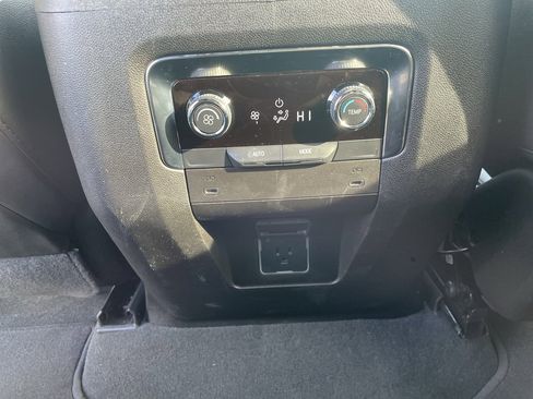 Used 2025 Chevrolet Suburban Z71 image 45