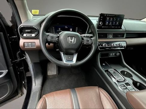 Used 2025 Honda Pilot Elite image 8