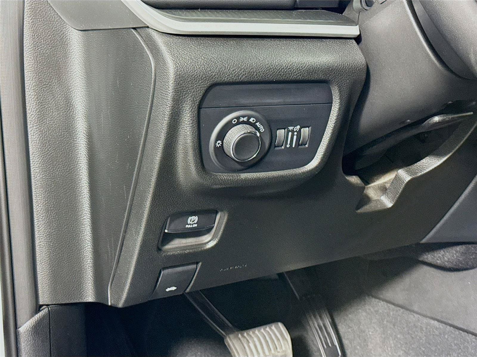 Used 2023 Jeep Grand Cherokee Altitude AWD/4WD image 8