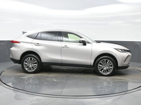 Used 2022 Toyota Venza XLE image 7