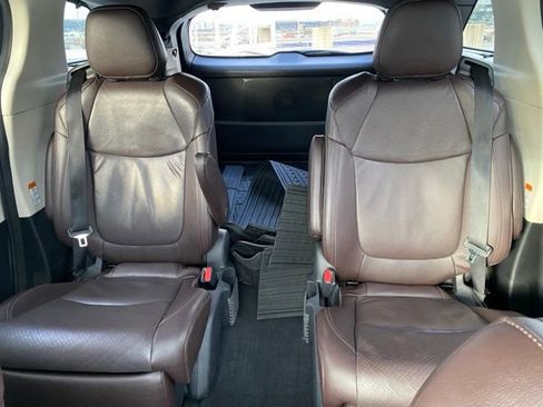 Used 2022 Toyota Sienna Platinum image 22