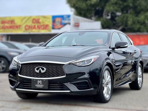 Used 2017 INFINITI QX30 w/ Cargo Package FWD image 3