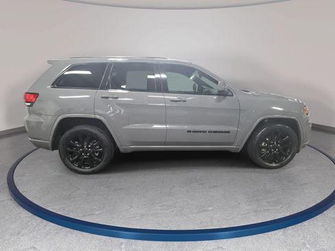 Used 2022 Jeep Grand Cherokee Laredo X RWD image 4