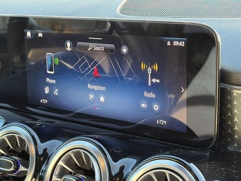 Used 2025 Mercedes-Benz GLB 250 4MATIC w/ Exclusive Package image 23