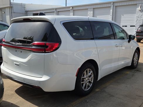 Used 2025 Chrysler Pacifica Select FWD image 4