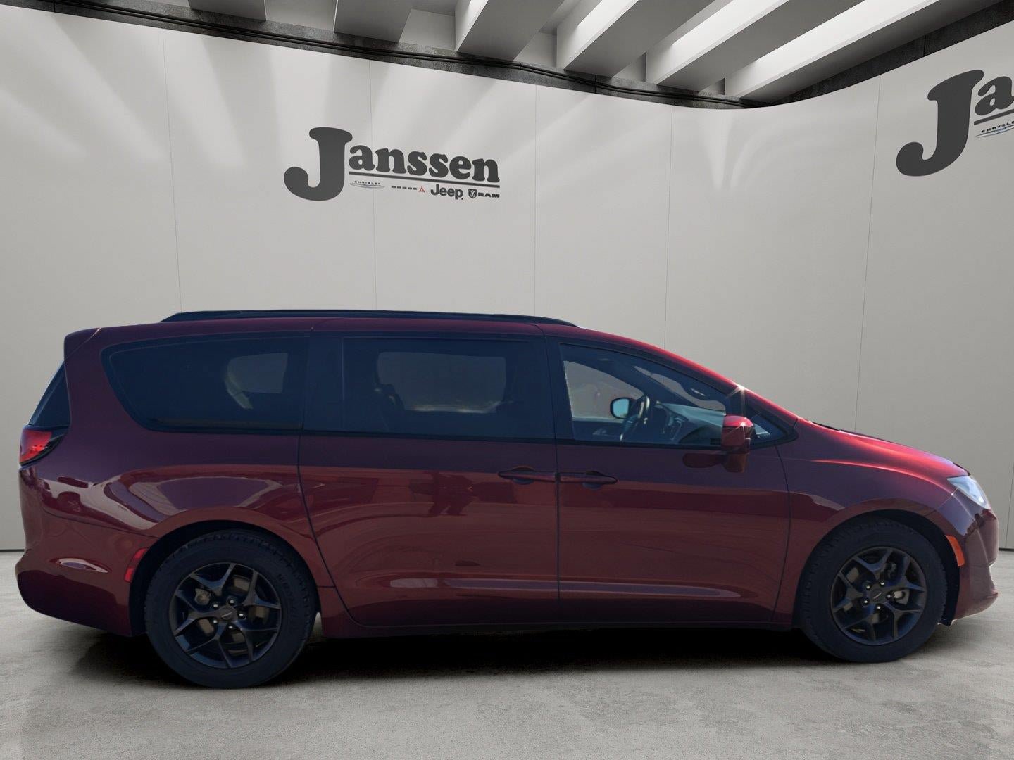 Used 2018 Chrysler Pacifica Touring-L Plus w/ Advanced Safetytec Group FWD image 5