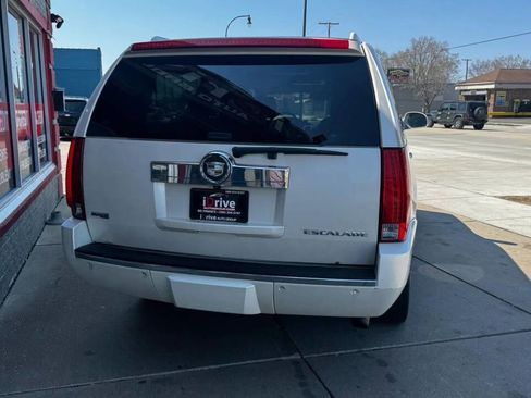 Used 2011 Cadillac Escalade ESV Luxury image 6