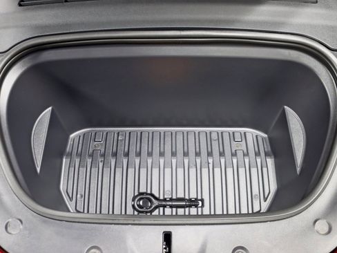 Used 2025 Tesla Model Y Long Range image 39