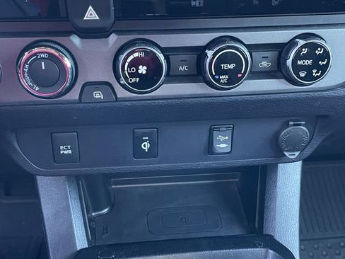 Used 2018 Toyota Tacoma TRD Sport image 18