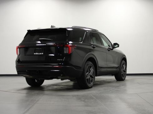 Used 2025 Ford Explorer ST-Line w/ ST-Line Street Pack AWD/4WD image 4