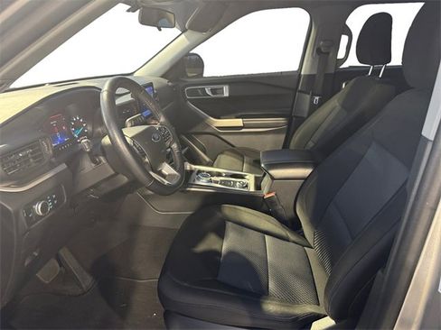 Used 2022 Ford Explorer XLT image 3