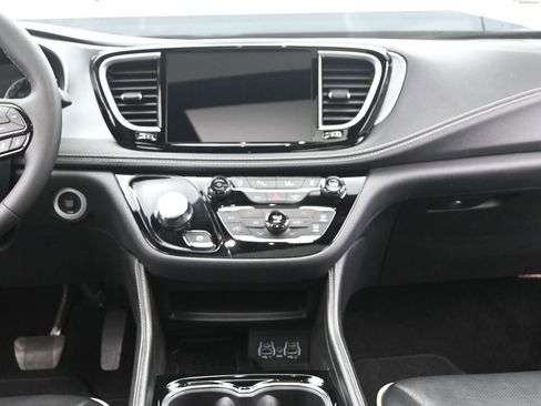 Used 2025 Chrysler Pacifica Limited image 23