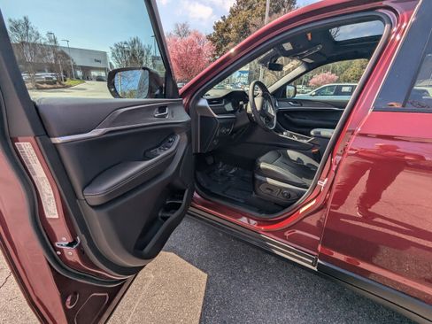 Certified 2025 Jeep Grand Cherokee Limited w/ Black Appearance Package image 8