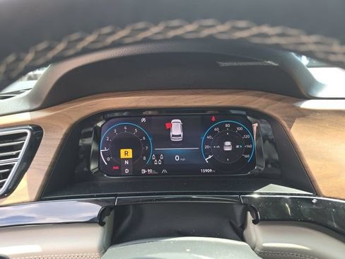Used 2024 Volkswagen Atlas SE w/ Panoramic Sunroof Package FWD image 17