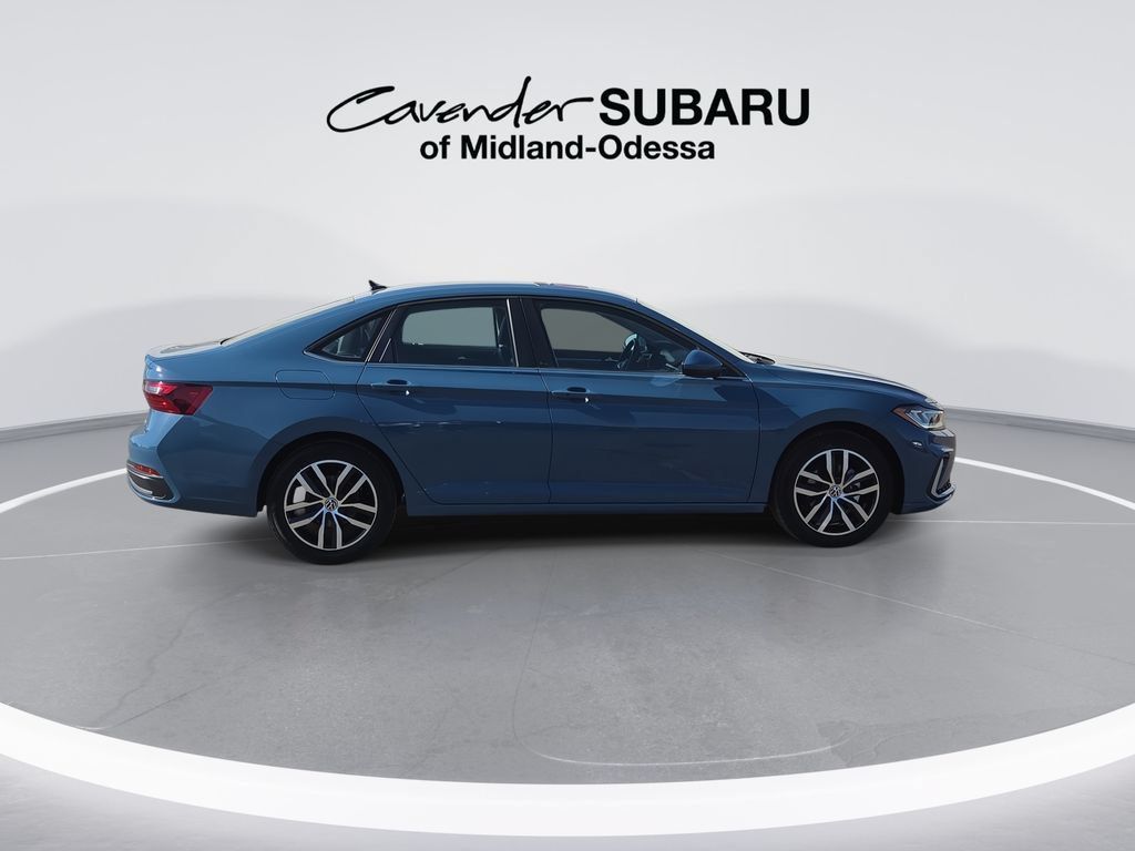 Used 2025 Volkswagen Jetta SE FWD image 9