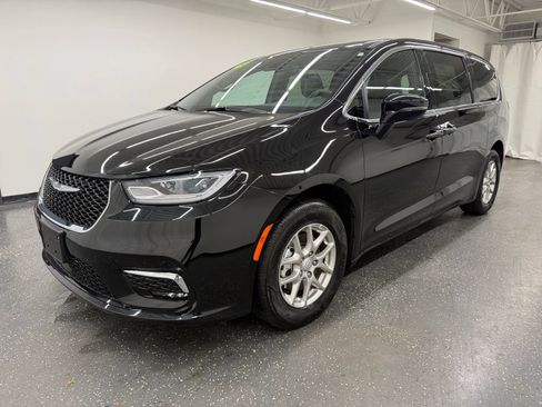 Used 2025 Chrysler Pacifica Select FWD image 4