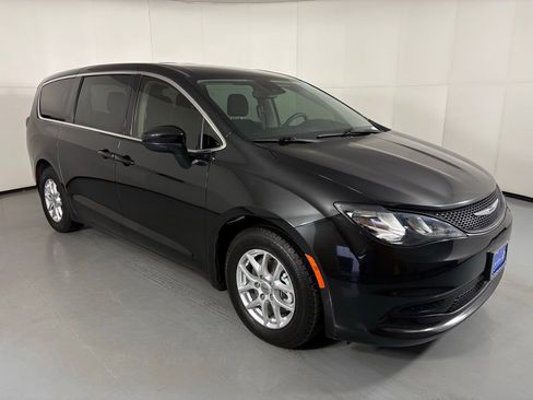 Used 2023 Chrysler Voyager LX image 2